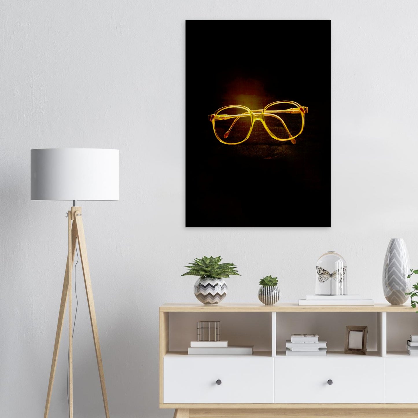 Ett rum med en retroplansch på vit vägg