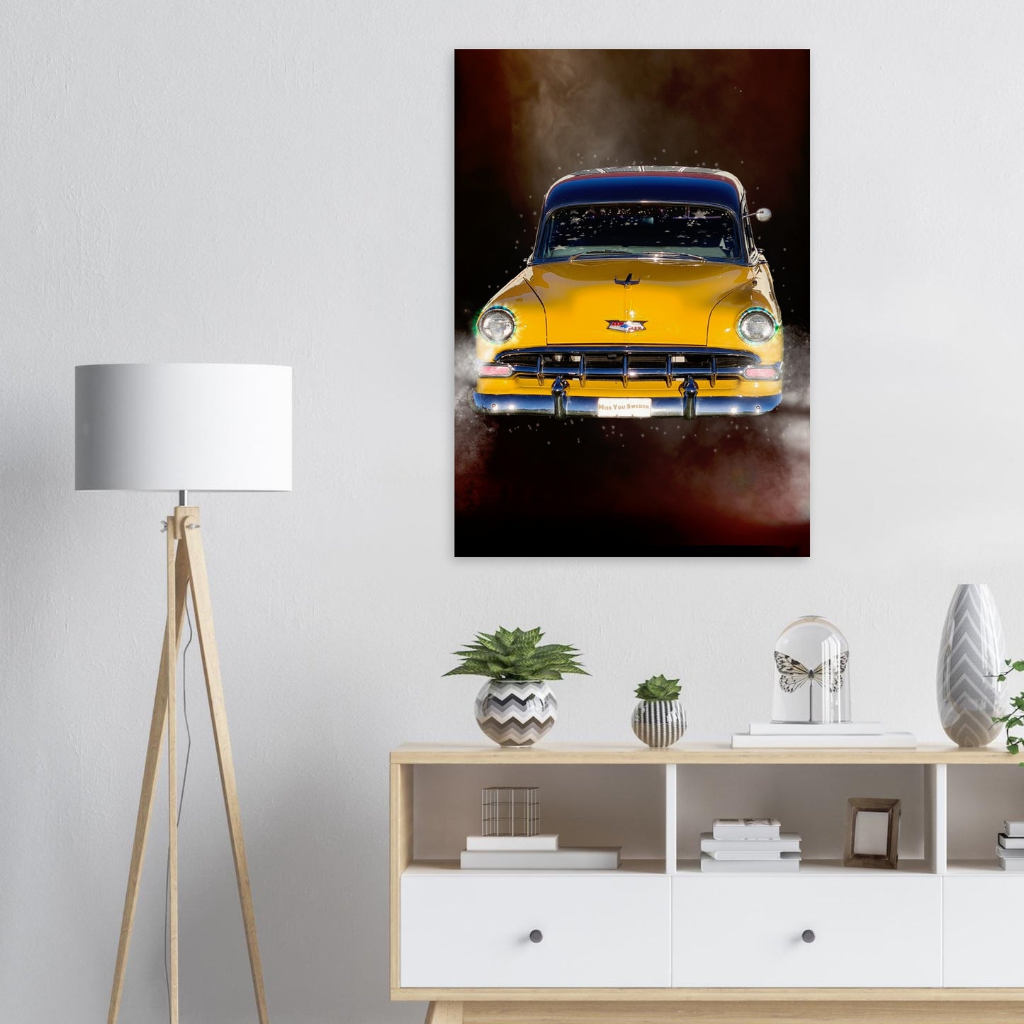 Inredningstips av en retroplansch på en Chevrolet Handyman som sitter på en vit vägg