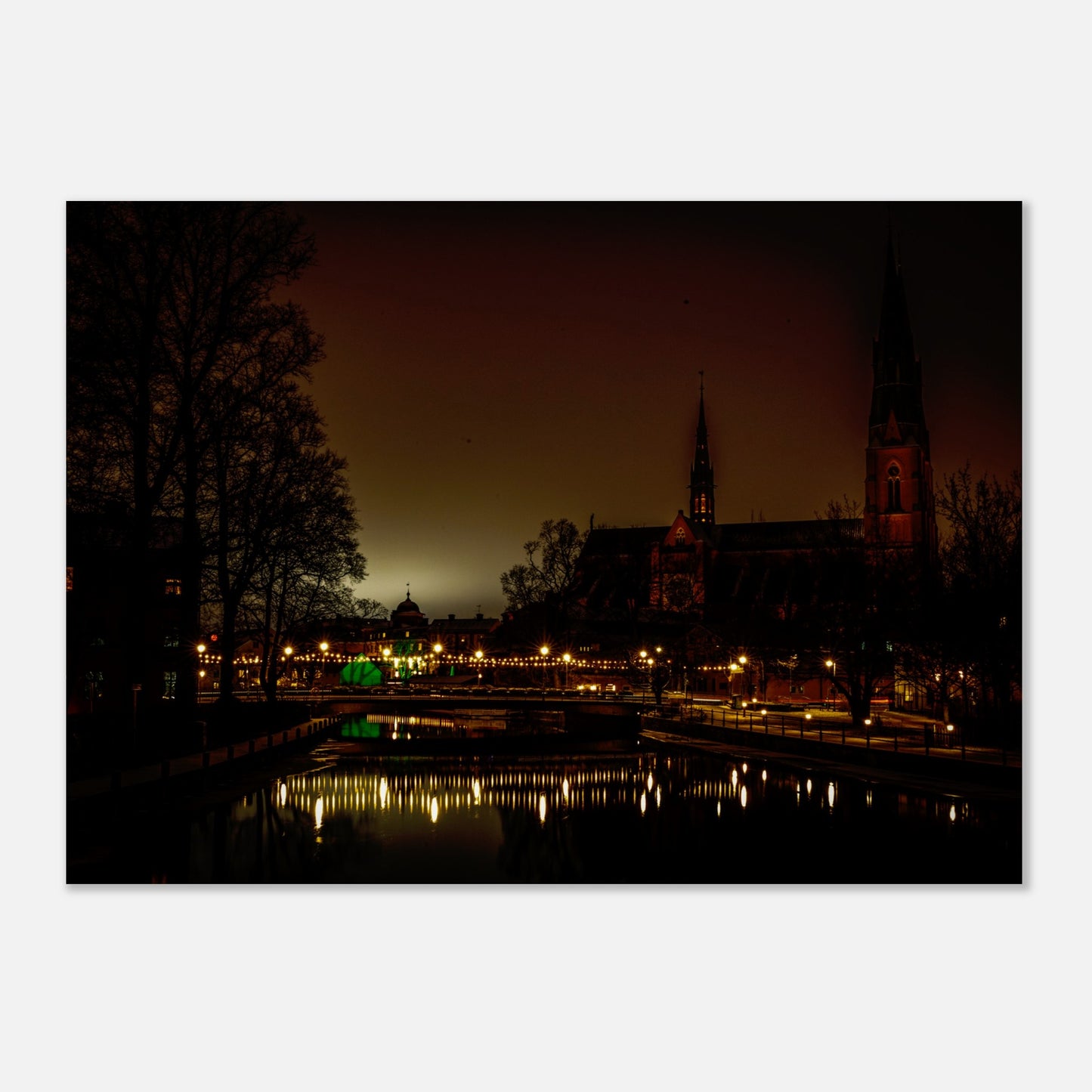 Retroplansch på uppsala domkyrka på natten