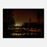 Retroplansch på uppsala domkyrka på natten