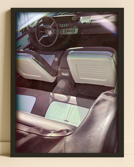 Cadillac De Ville retroposter i svartvitt med ram – vintage bilaffisch i retrodesign