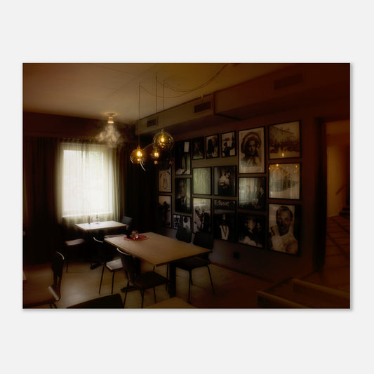 Fotokonst - ett café i Jokkmokk med svartvita tavlor på väggen