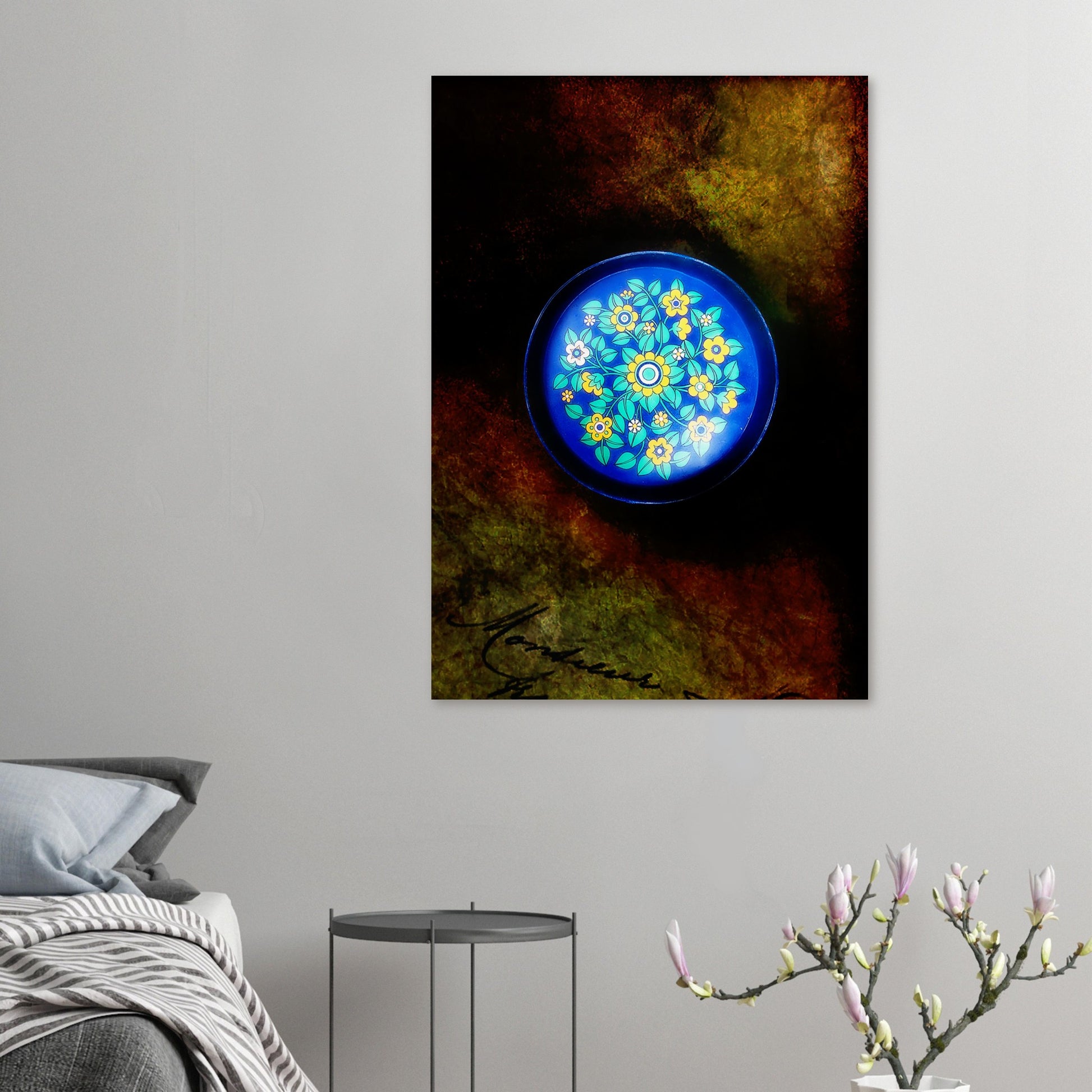 Retroposter med 70-talsbricka med blommönster sitter på en vit vägg