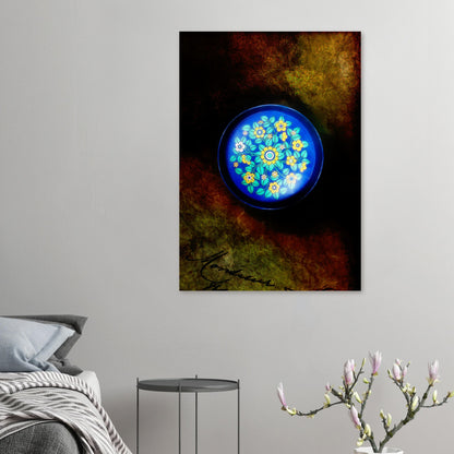 Retroposter med 70-talsbricka med blommönster sitter på en vit vägg