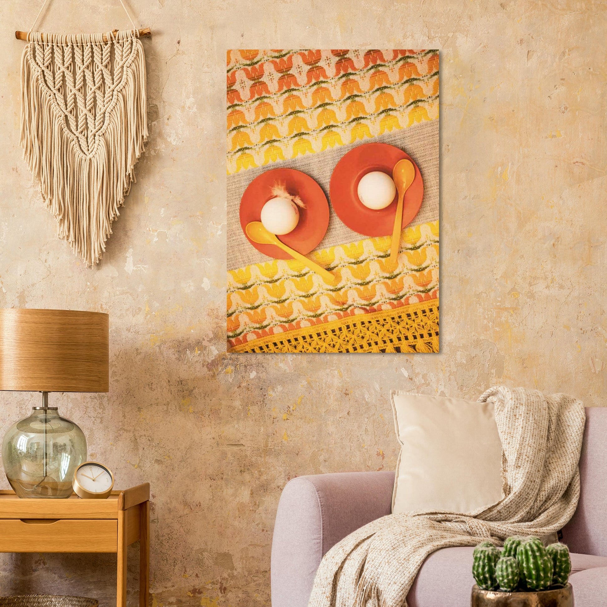 Retroposter med färgglada 70-talsäggkoppar som hänger på en vägg