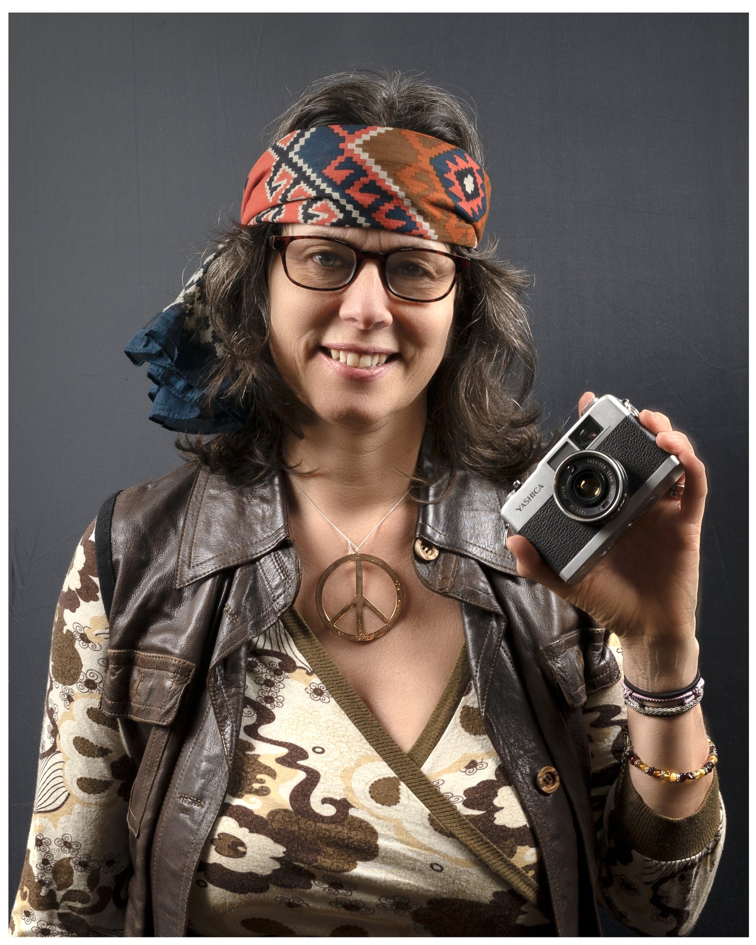 Porträttfoto på Katarina Hjertstedt iklädd 70-talskläder