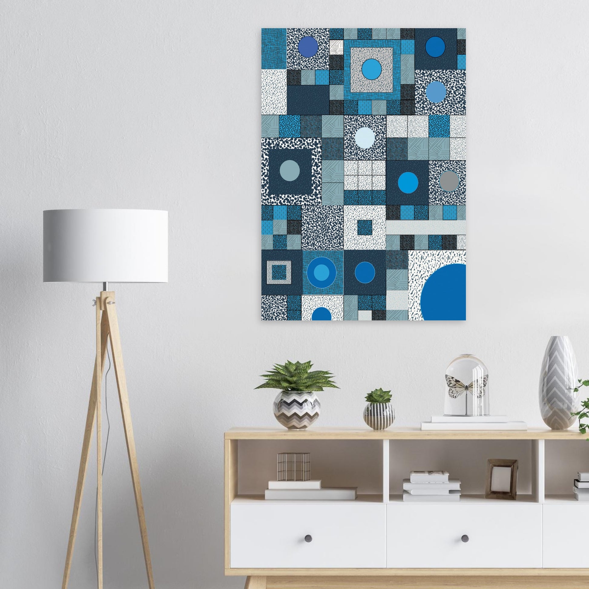 Illustration av blått kakel från 70-talet som hänger på en vit vägg