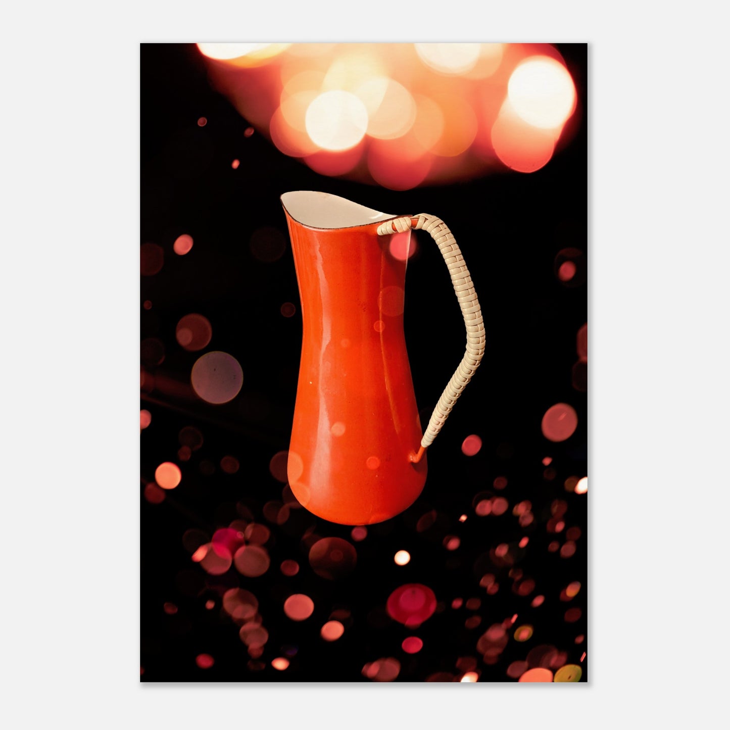 Retro poster med en orange kaffekanna designad av Jens H. Quistgaard för Kobenstyle, fotograferad i varmt vintage-ljus med bokeh-bakgrund