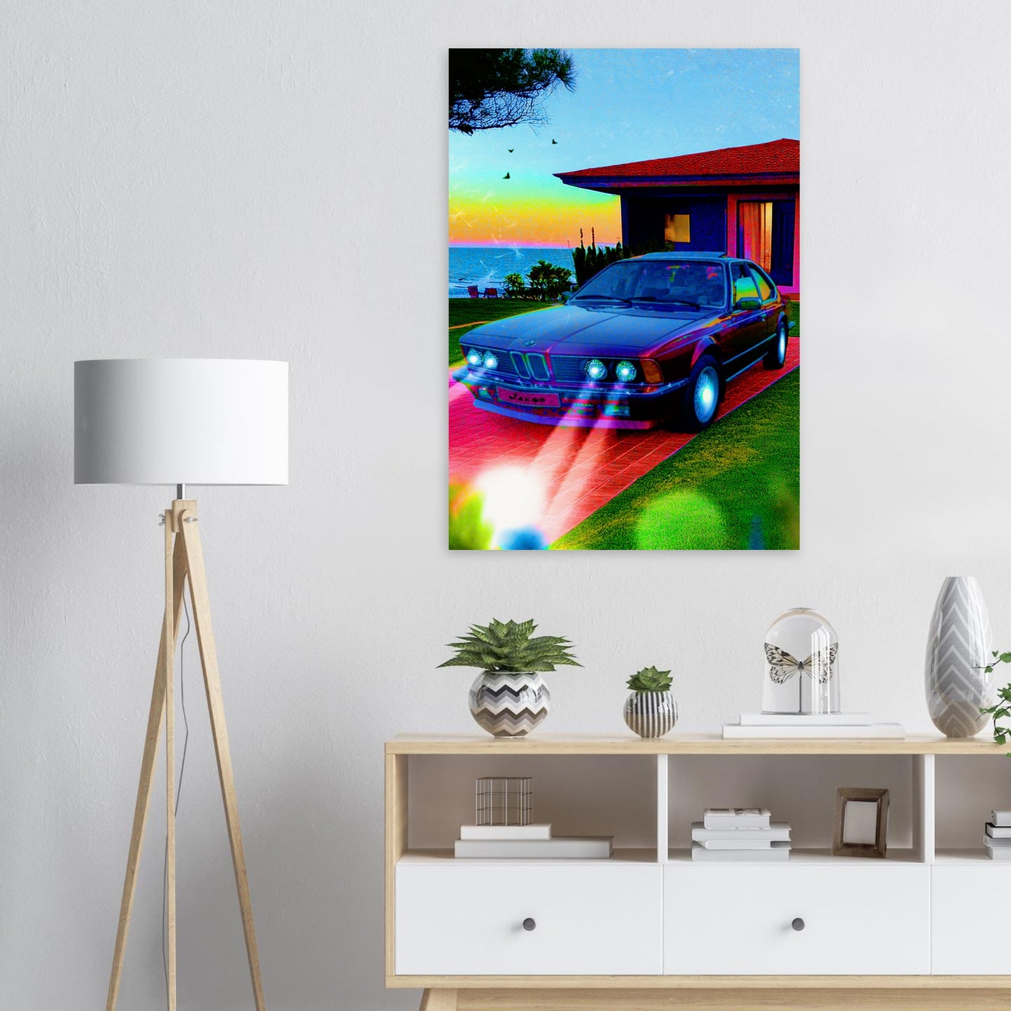 Inredningstips på en retroplansch av en bmw 80-tal som hänger på en vit vägg