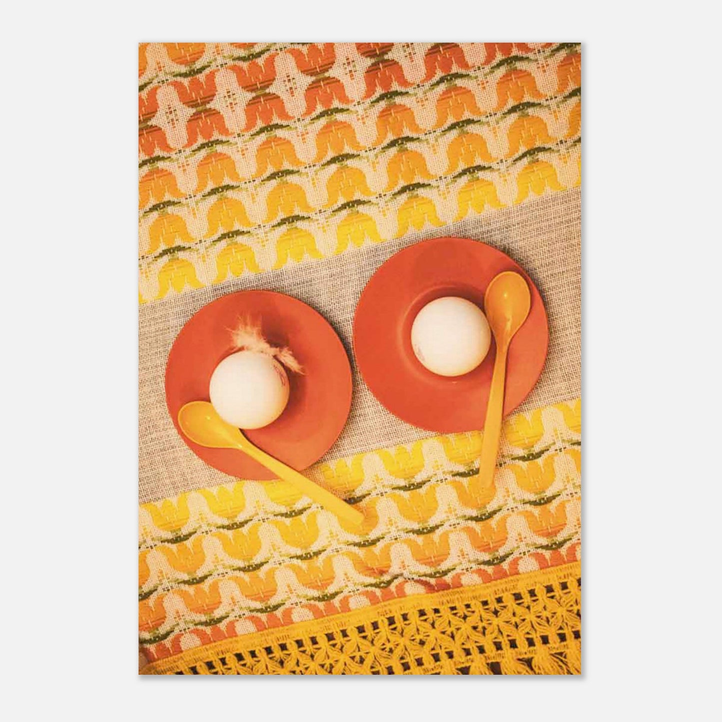 Retroplansch med färgglada 70-talsäggkoppar