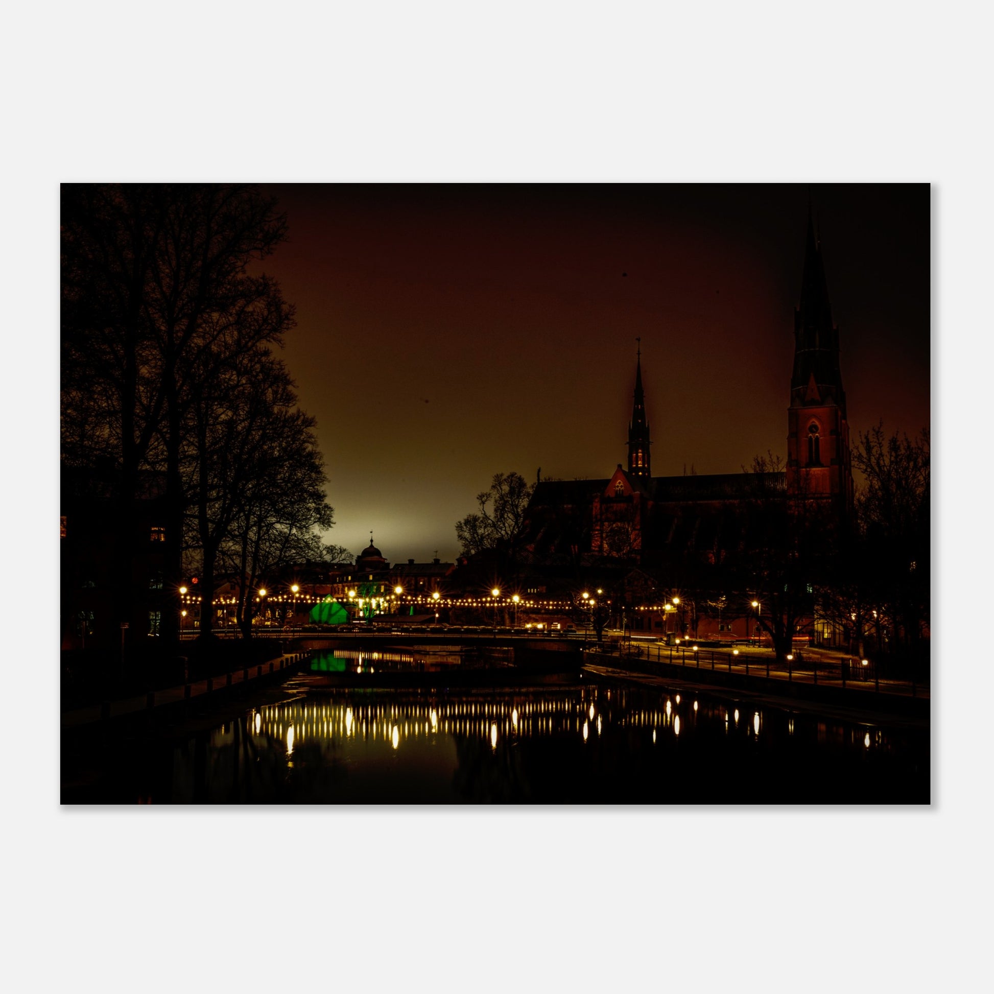 Retroplansch på uppsala domkyrka på natten