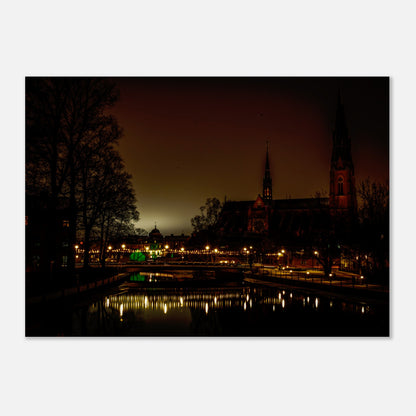 Retroplansch på uppsala domkyrka på natten