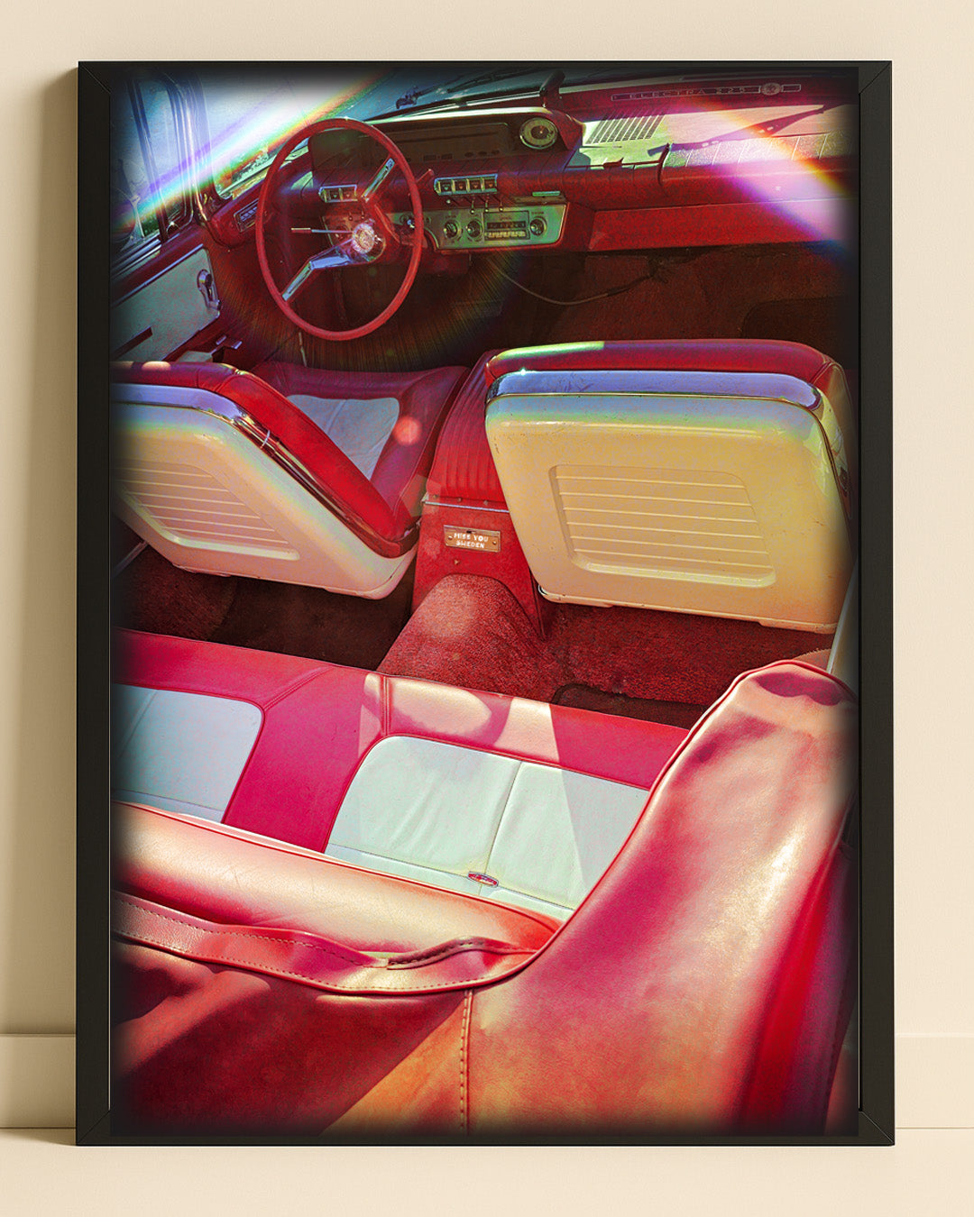 Cadillac De Ville retroposter i färg med ram – amerikansk bilklassiker från 50-talet