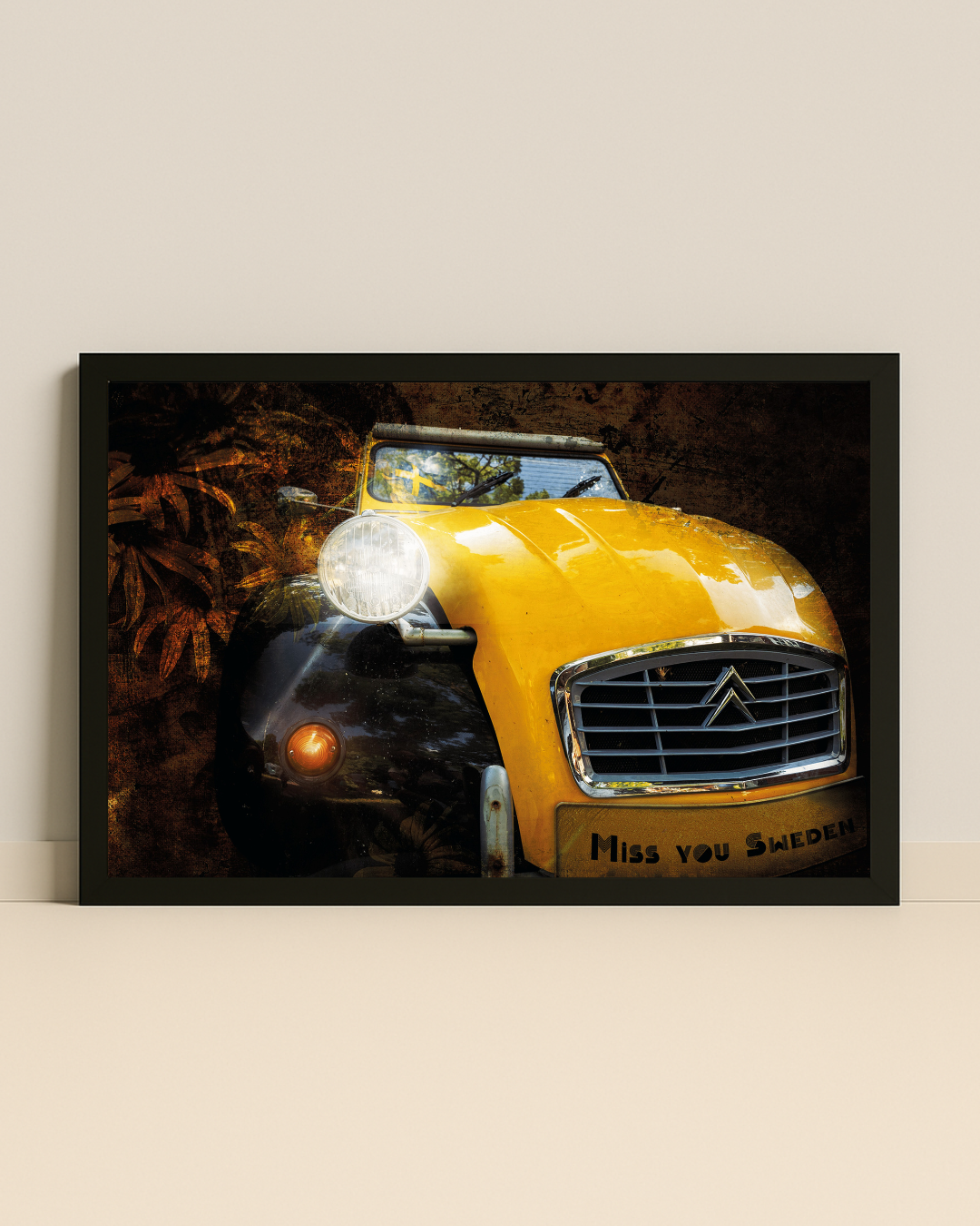 Retroposter på en gul citroen club inramad