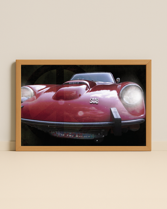 Fotografi på en röd saab sonett inramad