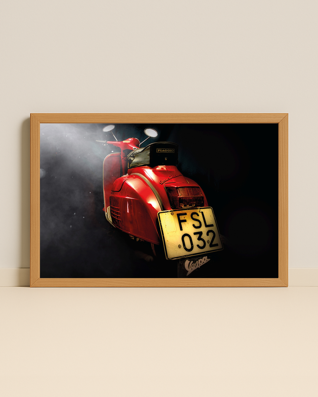 Retroplansch på en röd Vespa Piaggio 70-tal inramad