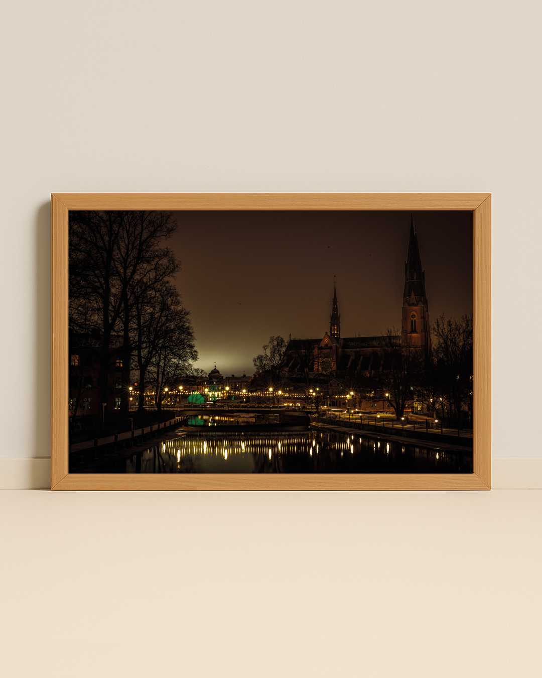 Retroposter på uppsala domkyrka i mörker